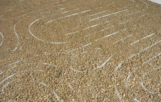 地暖回填用混凝土、豆石还是珍珠岩？淡季装地暖，我家选这种不吃亏
