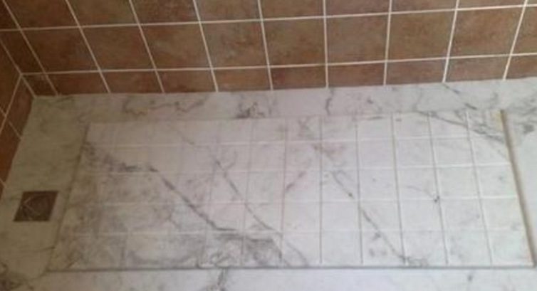 新房装修卫生间淋浴房用瓷砖铺贴地面还是大理石铺贴好！